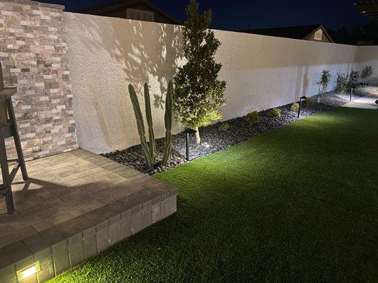 Polished mexican beach pebbles in the planter area provides a zen feel to the space.