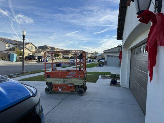 1930 scissor lift rented from Wolfe Rentals