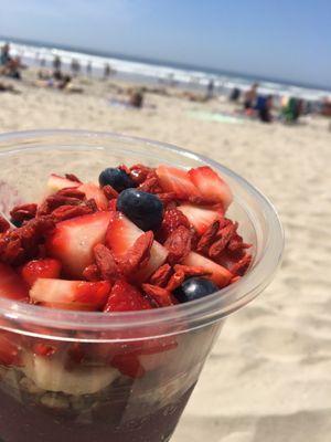 Take your bowl to the beach!! Peanut butter and berry bowl.