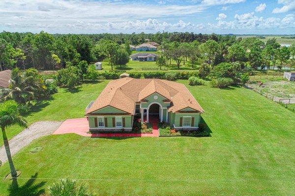 5/3 away from the city life in Loxahatchee! $469,000