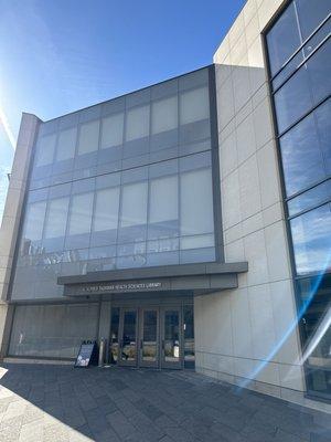 Taubman Health Sciences Library entrance