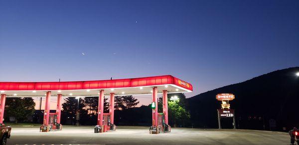 Sheetz early morning run. Moon and morning star just before sunrise