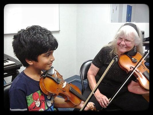 Artist Xirlita Pitsch teaching one of her violin students here at GLSM!