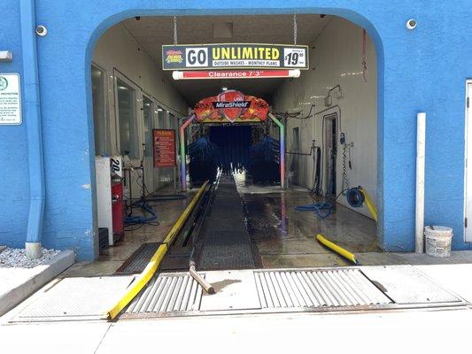 Drive-thru entrance with tunnel 80 feet long to wash as fast as in 3 minutes