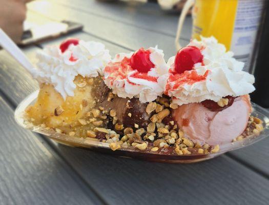 Traditional banana split