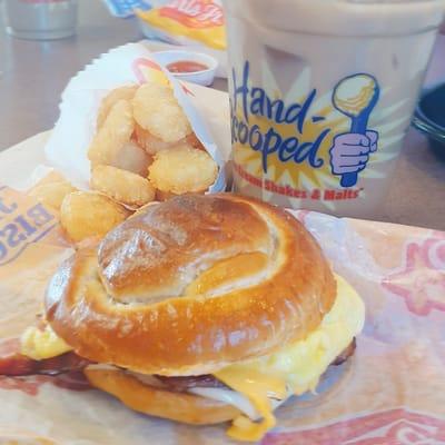 Pretzel bun breakfast con tocino y Iced coffee