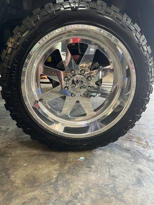 Aluminum wheel polished back to new