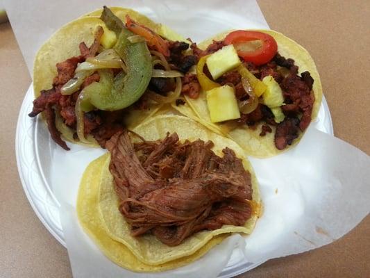 Tacos de al pastor y barbacoa.