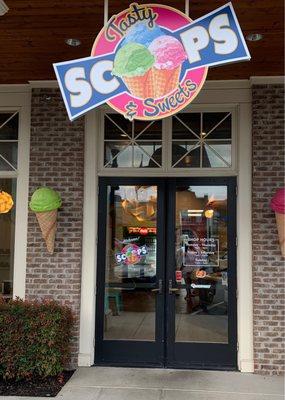 The entrance from the courtyard at Cambridge Square in Ooltewah, Tennessee.