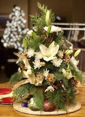 Beautiful Christmas arrangement that my wife loved - thank you!