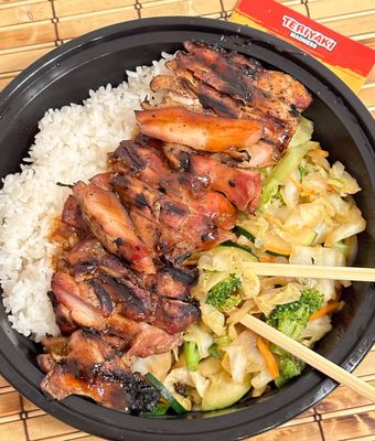 (･‿･) /ﾟLarge Chicken Teriyaki Bowl with White Rice and Veggies.