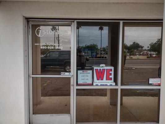 Don't let the sign about business hours fool you, there's no one there.