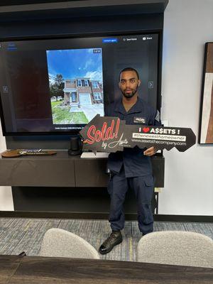 Navy Sailor closing on his home!