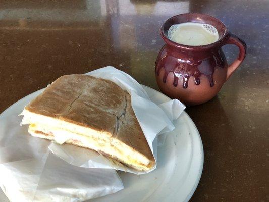 Jamon con huevo torta and cafe con leche.