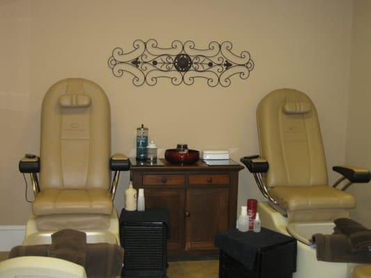 Fabulous pedicure chairs with massage and heat!