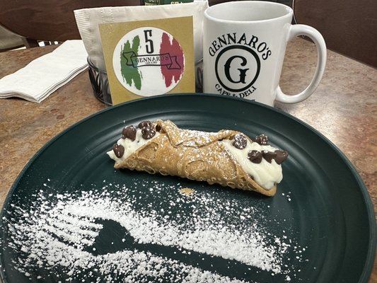 Cannoli sono buoni! What a sweet treat!