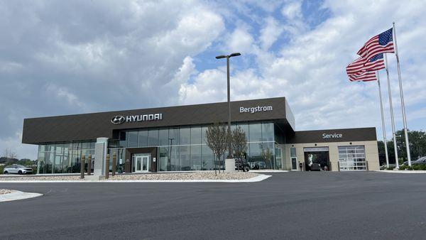 Bergstrom Hyundai of Green Bay front of buildiing