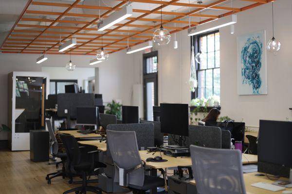 Electric sitting/standing desks