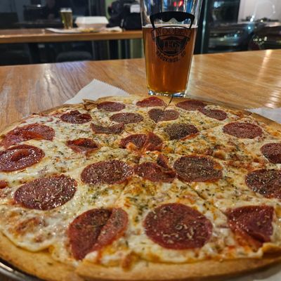 Pepperoni pizza on the thin crust and a an excellent amber ale.  Very tasty!