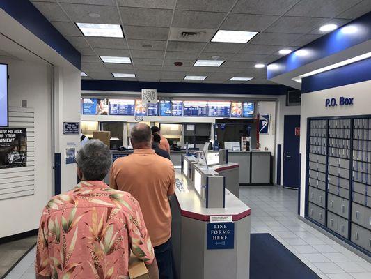 Usually a line in here but it moves fast. It's the main post office closest to downtown after all.