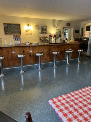 Coffee shop that serves basic self serve breakfast