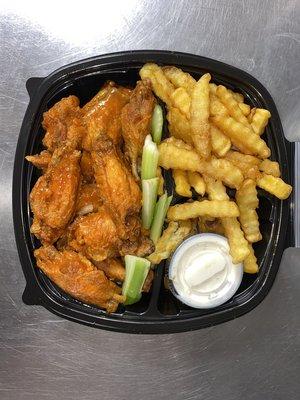 DELICIOUS BBQ WINGS AND FRIES!