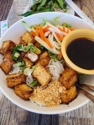 Vermicelli bowl with tofu