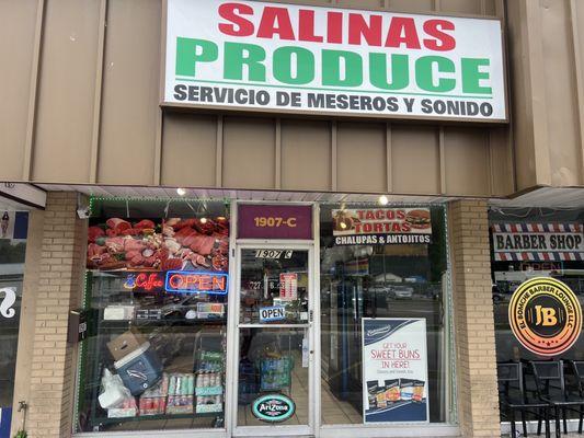 Cute lil grocery with take-out Mexican food. The guy starts cooking at 4 a.m. so you can grab your lunch in the morning on your way