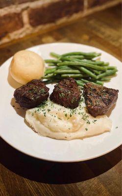 Filet medallions, mashed potatoes, green beans