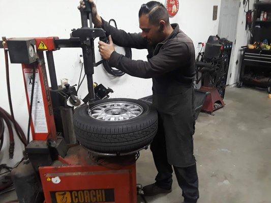 Mounting tires on a machine that protects your alloy wheels