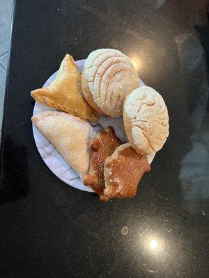 Empanada de Guayaba, Empanada de Piña, Concha's, y Puerquitos!!