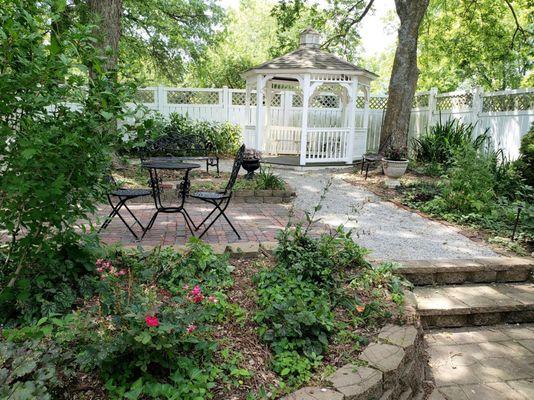 Garden beside the Wildwood gift shop, with nicely arranged flowerbeds.