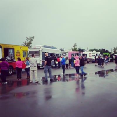 Eastern Hills Mall Food Truck Round Up, folks clamoring for a taste of goodness in the RAIN!