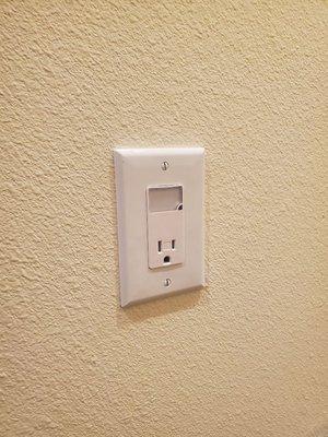 Outlet with built-in night light