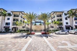 Naples Square-Close to Everything!