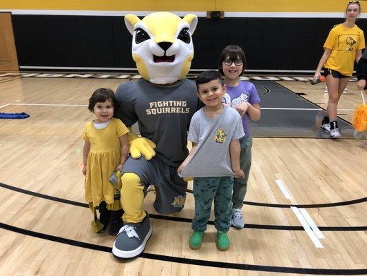 Kids meeting school mascot Baldwin