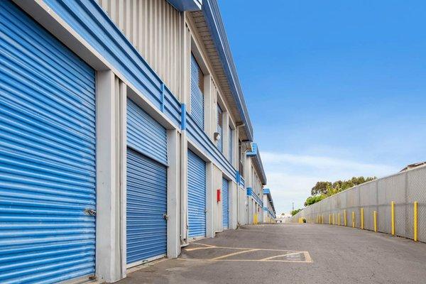 self storage facility, harbor city, ca 253rd st exterior units