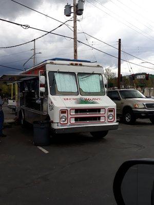 Taco Agave?  Confusing since it doesn't say the name "Tacos El Mexicano" on the truck anywhere.