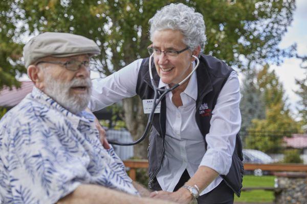 Liz von Wellsheim, GNP meeting with residents where they are, on the golf course.