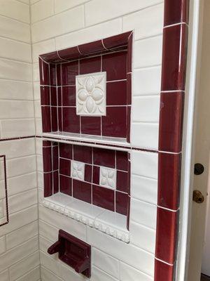 Entrance w. vintage Healy tiles and shampoo niche