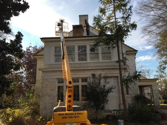 Lifting the unit on the roof