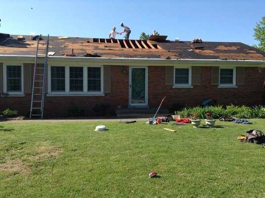 Image of Clyde's Bluegrass Roofing Roofers hard at work!