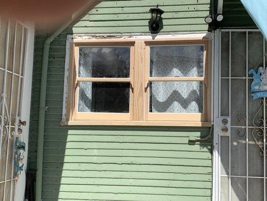 Double hungs replacing vinyl windows in historic zone