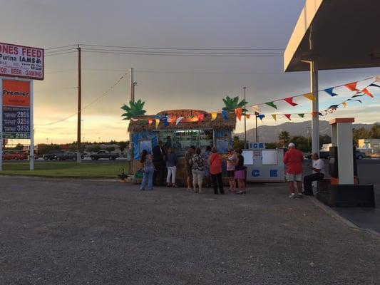 A crowd gathering to get their shave ice on a Friday evening.