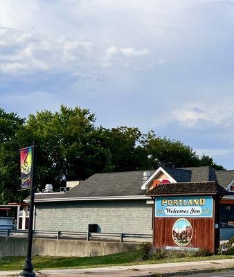 Town sign after arrigoni bridge