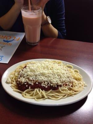 Spaghetti con batido de mamey.