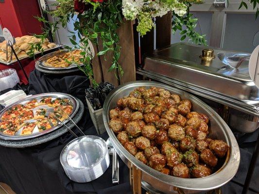 A local flavors inspired reception with Fried Green Tomato Sliders, Bourbon BBQ Meatballs, and Flatbread Bites.