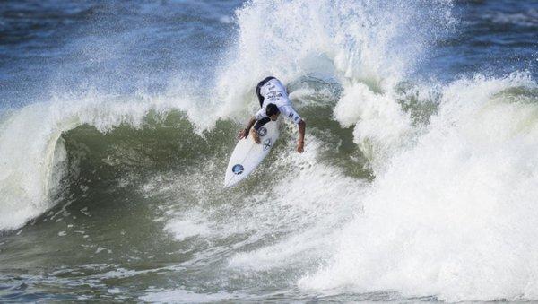 WSL image of CT athlete Alex Ribeiro on Xanadu boards