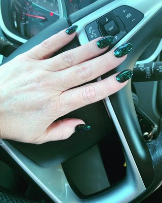 Sparkly green Christmas nails.