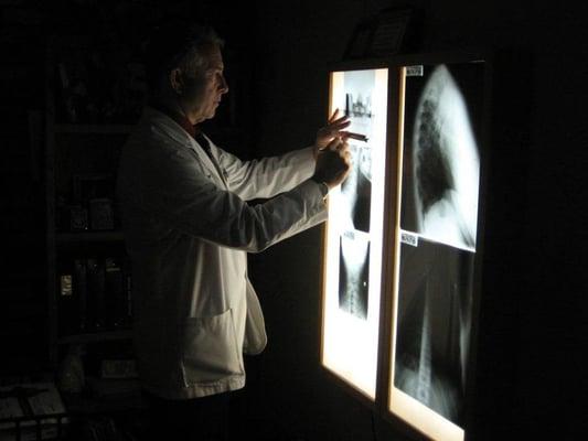 Doc analyzing xrays